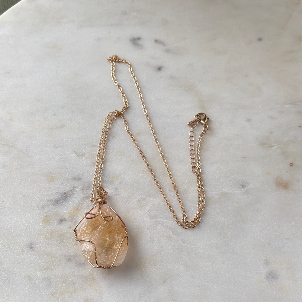 Elegant Gold Wire-Wrapped Pendant Necklace